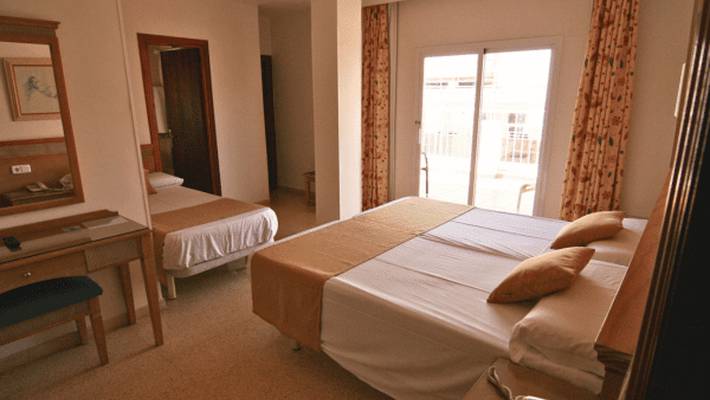 Triple room with balcony Cabot Playa Grande Playa de Palma Triple room with balcony Cabot Playa Grande Playa de Palma