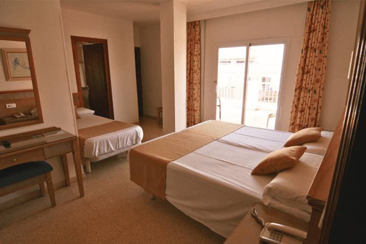 Triple room with balcony Cabot Playa Grande Playa de Palma Triple room with balcony Cabot Playa Grande Playa de Palma